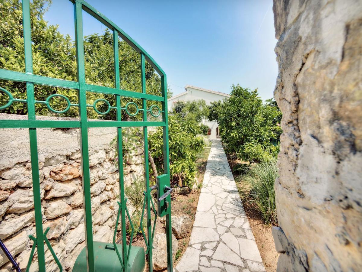 Apartmani Ela Prvić Luka Exterior foto