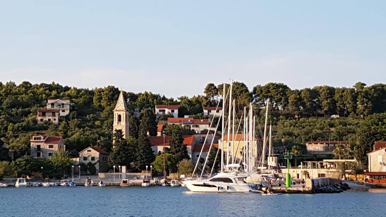 Apartmani Ela Prvić Luka Exterior foto