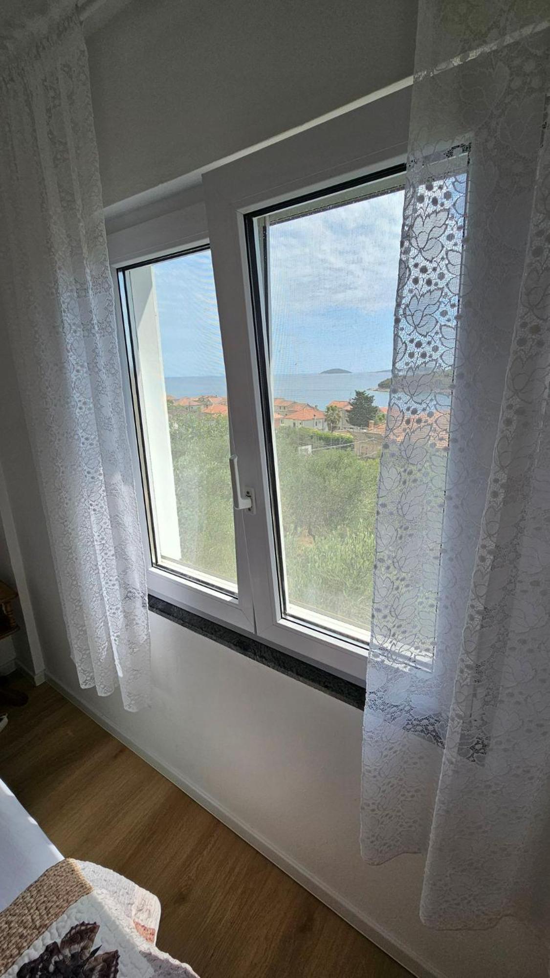 Apartmani Ela Prvić Luka Exterior foto